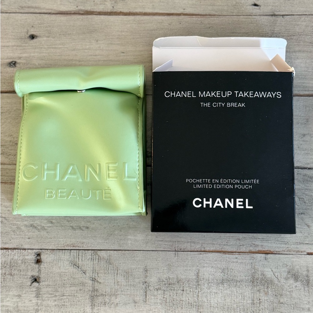**GWP** CHANEL Light Green Beauté Pouch